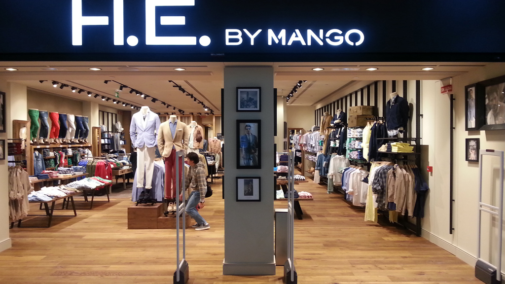 Мужские магазины тюмень. Mango man магазин. Mango man магазины в Москве. Манго мужская одежда магазины. Отдел мужской одежды.